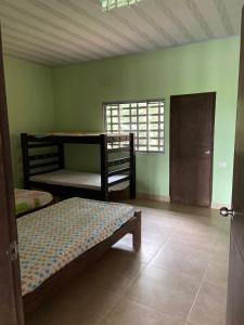 Двох'ярусне ліжко або двоярусні ліжка в номері Casa finca Caracolí