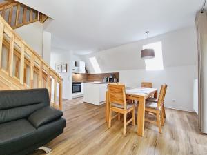 a living room with a table and a couch at Ferienhaus88 am Twistesee 24h Self-Check-in in Bad Arolsen