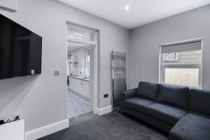 A seating area at Brand New Huge 2 Bedroom Ground Floor Flat