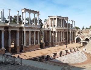 una vista de las ruinas de la biblioteca en Hotel Lusitania, Centro Ciudad, Parking Privado, en Mérida