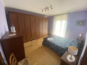 um quarto com uma cama, uma mesa e cadeiras em SANT'ANNA SWEET HOME AI CONFINI DELLE LANGHE em Narzole
