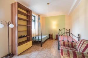 - une chambre avec 2 lits et une fenêtre dans l'établissement Okouzlující vila u jezera Lhota, à Lhota