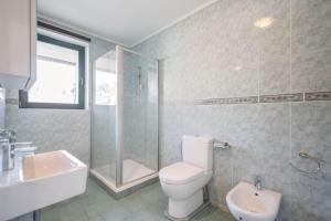 une salle de bain avec toilettes, douche et lavabo dans l'établissement Okouzlující vila u jezera Lhota, à Lhota 9 autres photos