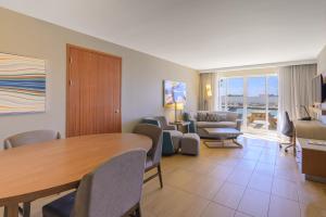 Habitación con mesa, sillas y sala de estar. en Courtyard by Marriott Bonaire Dive Resort, en Kralendijk