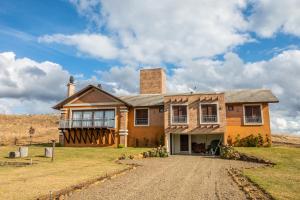 ein Haus auf einem Hügel mit einer unbefestigten Straße in der Unterkunft Alvorada dos Cânions - Altos da Serra in Bom Jardim da Serra