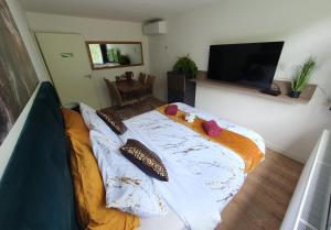 uma cama com almofadas num quarto em Immerloopark B&B em Arnhem
