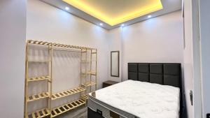 1 dormitorio con cama y techo amarillo en EGZ INSAAT REAL ESTATE en Estambul