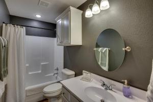 O baie la Madill Vacation Rental with Grill Near Lake Texoma! +17 fotografii
