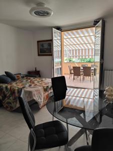 Schlafzimmer mit einem Bett und einem Glastisch in der Unterkunft riva vacanze in Riva Ligure