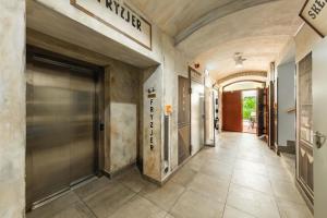 un corridoio con porta metallica in un edificio di Rynek 10 Apartments a Lublino