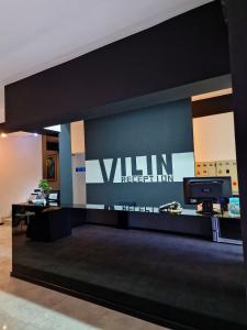 una stanza con un muro con un segno di viniferio sopra di VILIN a Niš