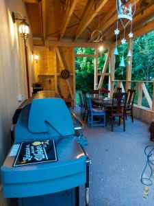 einen Grill auf einer Veranda mit einem Tisch und Stühlen in der Unterkunft Ferienbungalow "Outdoor" in Bad Schandau