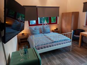 een slaapkamer met een bed met blauwe kussens bij Ferienbungalow "Outdoor" in Bad Schandau