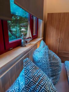 um quarto com duas almofadas e uma janela num comboio em Ferienbungalow "Outdoor" em Bad Schandau