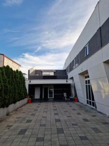 The building in which a vendégházakat is located