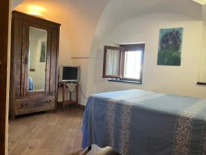 A television and/or entertainment centre at Bed & Breakfast L'erica
