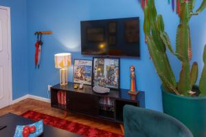 a living room with a tv and a cactus at Excepcional 2 quartos Copacabana a 100m da praia in Rio de Janeiro