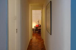 a hallway leading to a room with at Excepcional 2 quartos Copacabana a 100m da praia in Rio de Janeiro