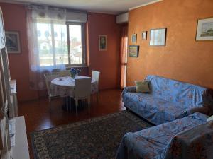 uma sala de estar com um sofá azul e uma mesa em SANT'ANNA SWEET HOME AI CONFINI DELLE LANGHE em Narzole