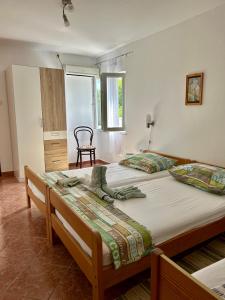 um quarto com 2 camas individuais e uma janela em Apartments Tatjana em Pag