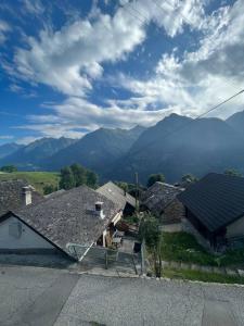 a roof of a house with mountains in the background at Appartamento accogliente di montagna a Cavagnago in Faido