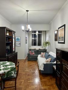 sala de estar con sofá y mesa en Apartamento em Copacabana, en Río de Janeiro