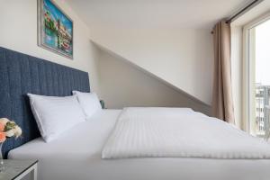 Posteľ alebo postele v izbe v ubytovaní Prague Tales Boutique Residence by Dwellfort