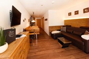 TV a/nebo společenská místnost v ubytování Apartment Marent Garten Chalet
