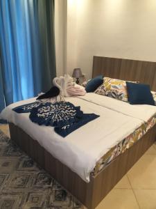 A bed or beds in a room at Sharm Hills