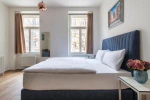 Posteľ alebo postele v izbe v ubytovaní Prague Tales Boutique Residence by Dwellfort