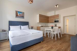 Kuchyňa alebo kuchynka v ubytovaní Prague Tales Boutique Residence by Dwellfort