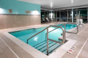 SpringHill Suites Winchester في وينشستر: حمام سباحة كبير مع aicrobialicrobialicrobialicrobial