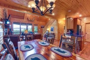 Μια τηλεόραση ή/και κέντρο ψυχαγωγίας στο Ellijay Hideaway with Hot Tub, Views and Game Room!