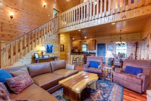 Χώρος καθιστικού στο Ellijay Hideaway with Hot Tub, Views and Game Room!