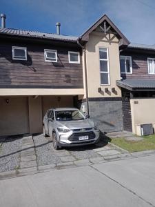 un coche aparcado frente a una casa en Casa Condominio Los Robles II Púcon, en Pucón