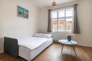 Posteľ alebo postele v izbe v ubytovaní Prague Tales Boutique Residence by Dwellfort
