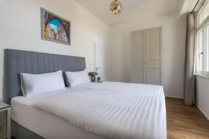 Posteľ alebo postele v izbe v ubytovaní Prague Tales Boutique Residence by Dwellfort