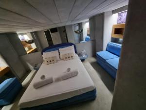 a small bedroom with a bed and a couch at Riti Yacht in Kalkara