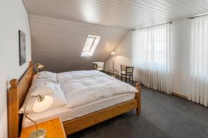 - une chambre avec un grand lit dans l'établissement Gasthof Kreuz Mühledorf, à Mühledorf