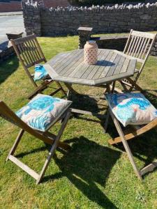 two chairs and a picnic table and a table and chairs at Salcombe View in Kingsbridge