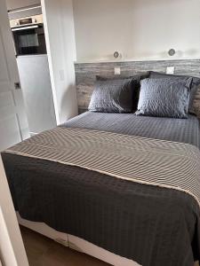 Postel nebo postele na pokoji v ubytování FRONTIÈRE MONACO
