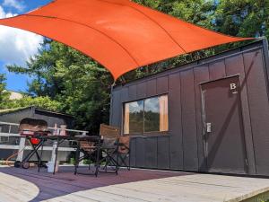 鳴沢村にあるBULLs Camp - Vacation STAY 56020vの黒小屋の上のオレンジ傘