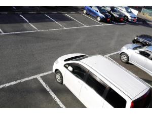 水戸市にあるArC LIFESTYLE SPACE & HOTEL - Vacation STAY 73237vの駐車場に駐車した白車 +4枚の写真