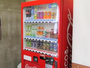水戸市にあるArC LIFESTYLE SPACE & HOTEL - Vacation STAY 73237vの- コカコーラの自動販売機(ドリンク付)