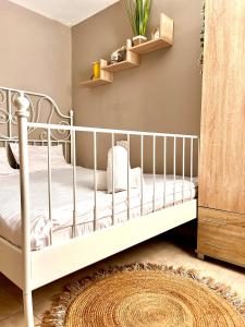 ein Schlafzimmer mit einem weißen Bett und Regalen in der Unterkunft Santai view in Eilat