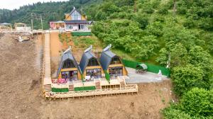 widok z góry na dom na wzgórzu w obiekcie Kartal Yuvası Tatil Köyü w mieście Trabzon
