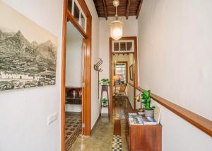 a hallway of a home with a table at CASA EMBLEMÁTICA MARUCA y LELI in Los Silos