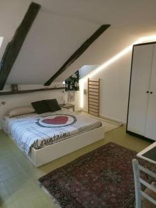 um quarto com uma cama grande num quarto em A Due Passi dal Centro em Turim