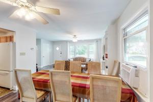 cocina y comedor con mesa y sillas en Calloway Drive Retreat, en Deale