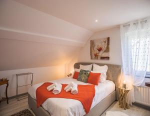 Le Flamboyant - Confort & Rareté - Premium في Saint-André-les-Vergers: غرفة نوم عليها سرير وفوط